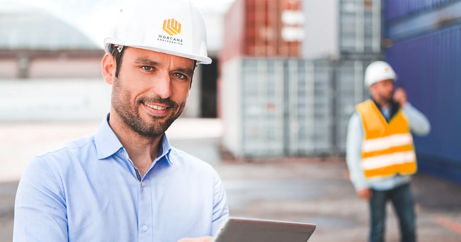 Profesional con casco Worcans en un entorno industrial