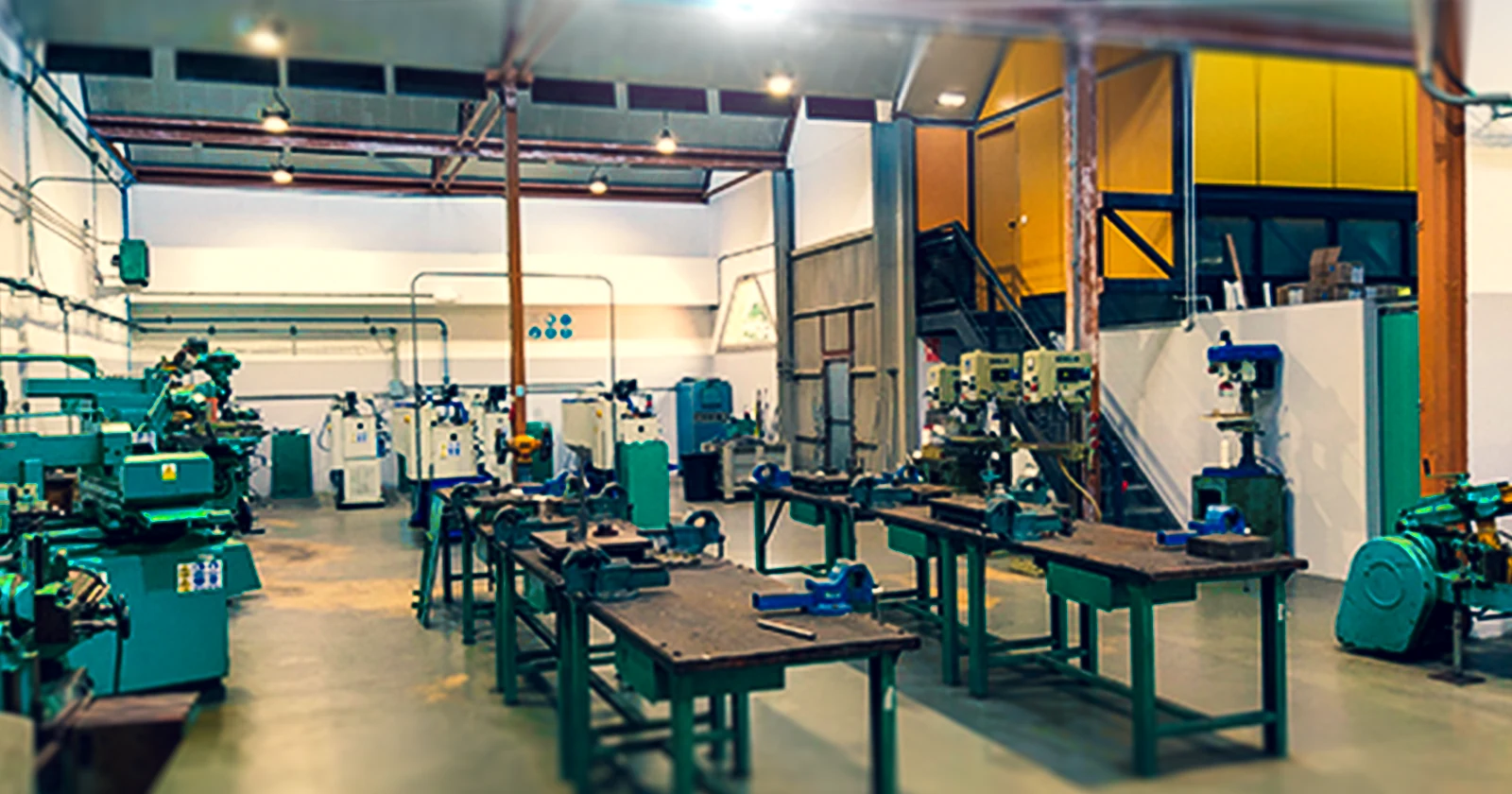Equipos y área de taller industrial